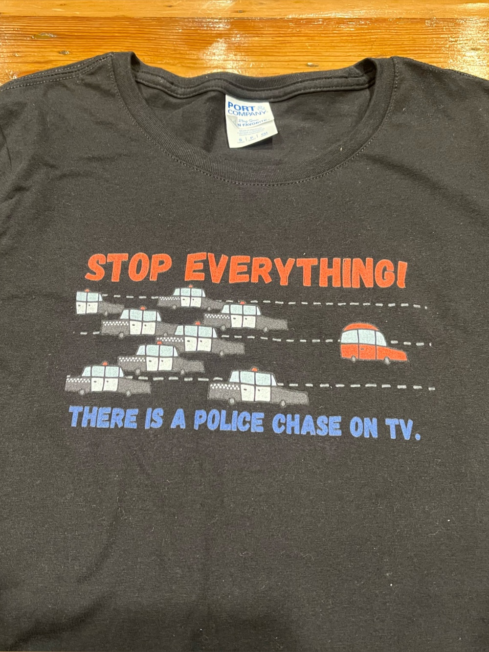 STOP EVERYTHING! There’s a Police Chase on TV Graphic Tee - Black NWOT - Picture 2 of 4